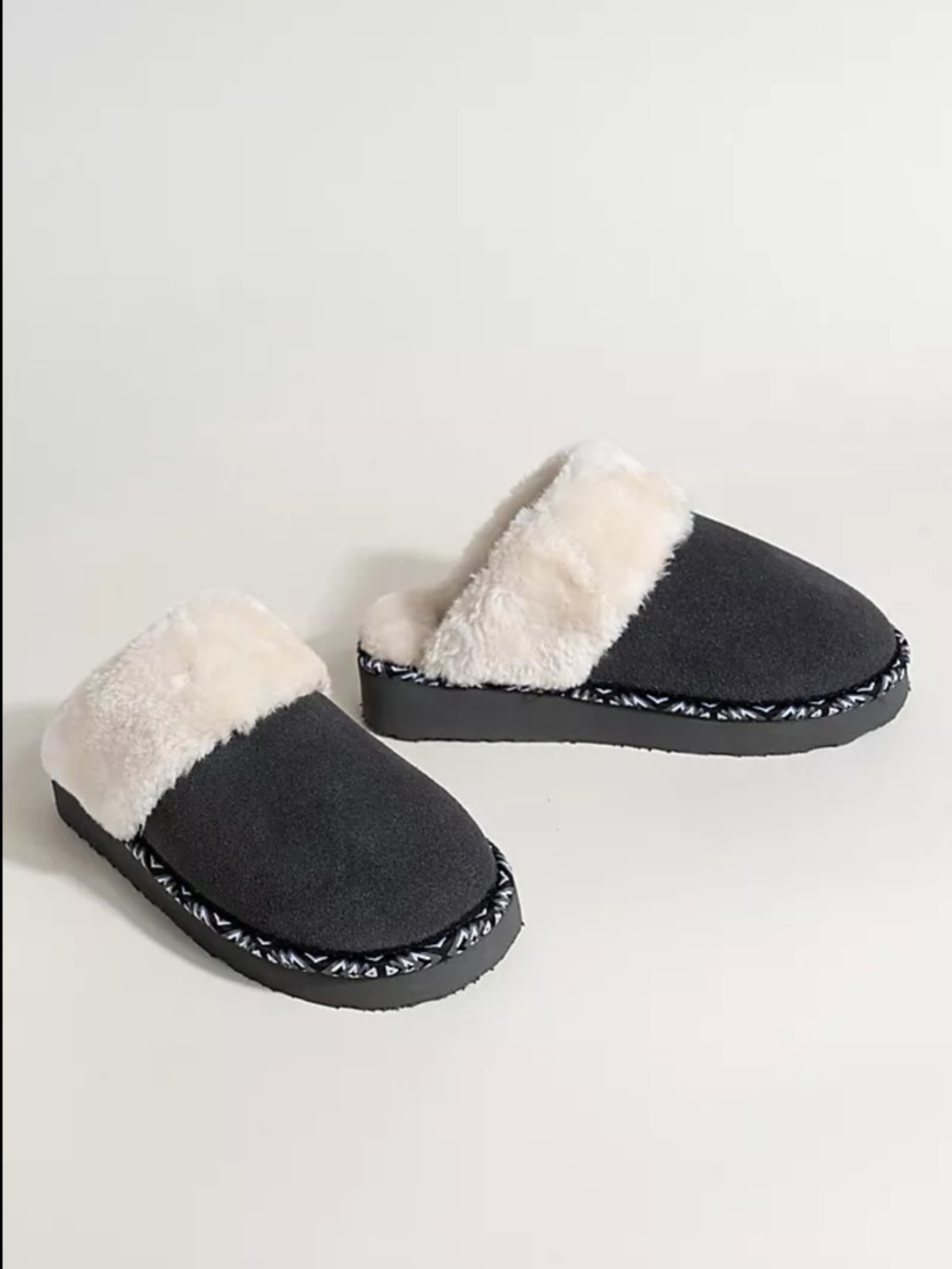 Minnetonka Women's Minnetonka Cerise Slippers Grey size 8